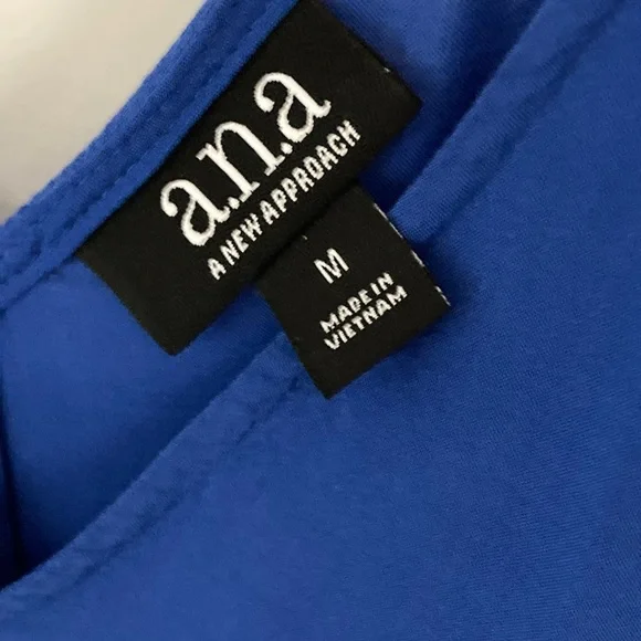 Woman’s blouse - Picture 2 of 2